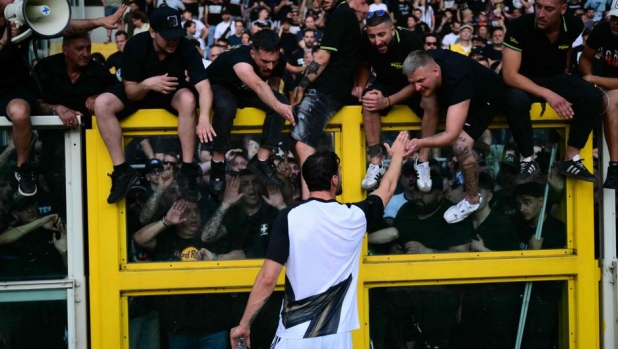 Dal tifoso ferito in gravi condizioni a Locatelli che parla con gli ultras: ecco cosa è successo prima del derby 2 Dal tifoso ferito in gravi condizioni a Locatelli che parla con gli ultras: ecco cosa è successo prima del derby