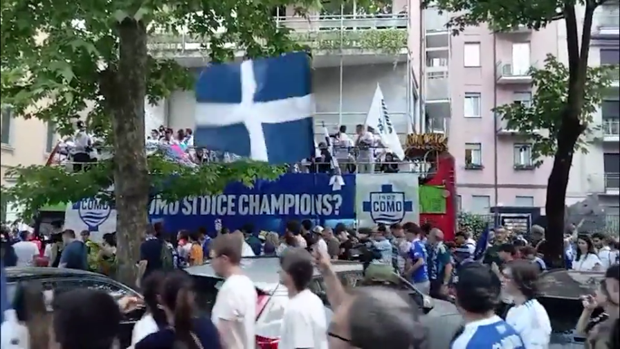 Como, è festa-Champions! Tifosi e squadra si riuniscono per le vie della città 4 Como, è festa-Champions! Tifosi e squadra si riuniscono per le vie della città