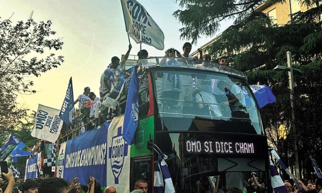Como in festa per la Champions: città impazzita, in 15mila alla parata 2 Como in festa per la Champions: città impazzita, in 15mila alla parata