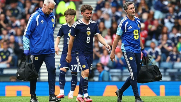 Ahi, Scozia: vince 4-1 il test con Curaçao ma il "napoletano" Gilmour va ko e salta il Mondiale