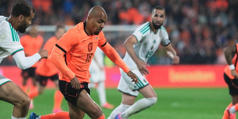 Malen, folli critiche in Olanda: "Simbolo del livello italiano". L'ex Milan Huntelaar: "Deve assolutamente segnare..." 2 Malen, folli critiche in Olanda: "Simbolo del livello italiano". L'ex Milan Huntelaar: "Deve assolutamente segnare..."