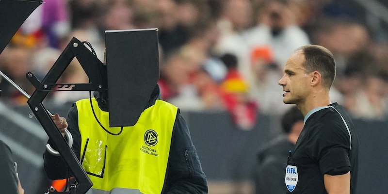 Mondiali, dal Var e sostituzioni a infortuni e perdite tempo: tantissime novità introdotte dall'IFAB 4 Mondiali, dal Var e sostituzioni a infortuni e perdite tempo: tantissime novità introdotte dall'IFAB