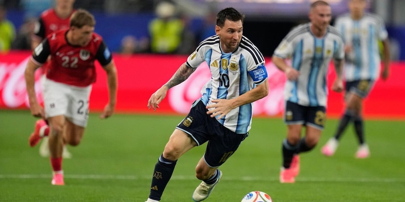 Messi da leggenda: una doppietta mondiale contro l'Austria manda i tifosi in estasi e l'Argentina ai sedicesimi 4 Messi da leggenda: una doppietta mondiale contro l'Austria manda i tifosi in estasi e l'Argentina ai sedicesimi