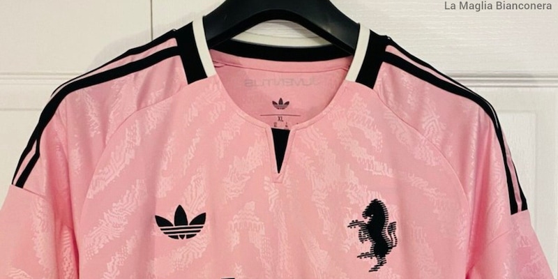Juve, maglia da trasferta 26/27: il rosa in nuove immagini ravvicinate. Tifosi scatenati: “Capolavoro" 3 Juve, maglia da trasferta 26/27: il rosa in nuove immagini ravvicinate. Tifosi scatenati: “Capolavoro"