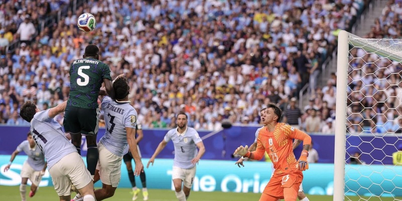 Al Amri illude l'Arabia Saudita, Araujo salva l'Uruguay: Bielsa inizia soffrendo 2 Al Amri illude l'Arabia Saudita, Araujo salva l'Uruguay: Bielsa inizia soffrendo
