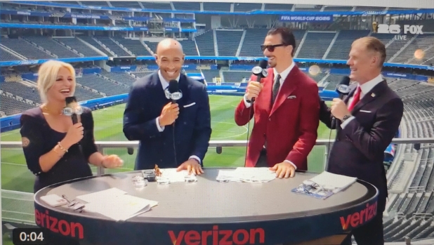 Il Milan sempre senza allenatore e dirigenti, ma Ibra in tv ha un look... rossonero e occhiali da sole