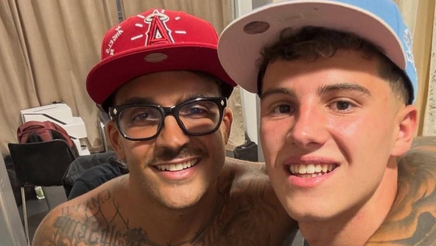 Maglia del Napoli al concerto di Geolier per il figlio di Amadeus, il video è virale 4 Maglia del Napoli al concerto di Geolier per il figlio di Amadeus, il video è virale