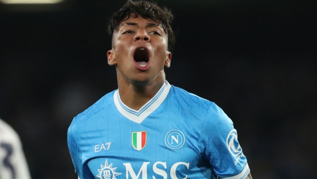 Napoli, Alisson Santos show in Brasile: autografi e sorrisi con i piccoli calciatori 4 Napoli, Alisson Santos show in Brasile: autografi e sorrisi con i piccoli calciatori