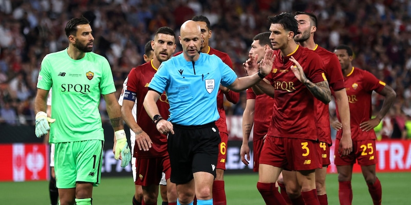 L'arbitro Taylor annuncia il suo ritiro. I tifosi della Roma esultano: "Con tre anni di ritardo" 3 L'arbitro Taylor annuncia il suo ritiro. I tifosi della Roma esultano: "Con tre anni di ritardo"