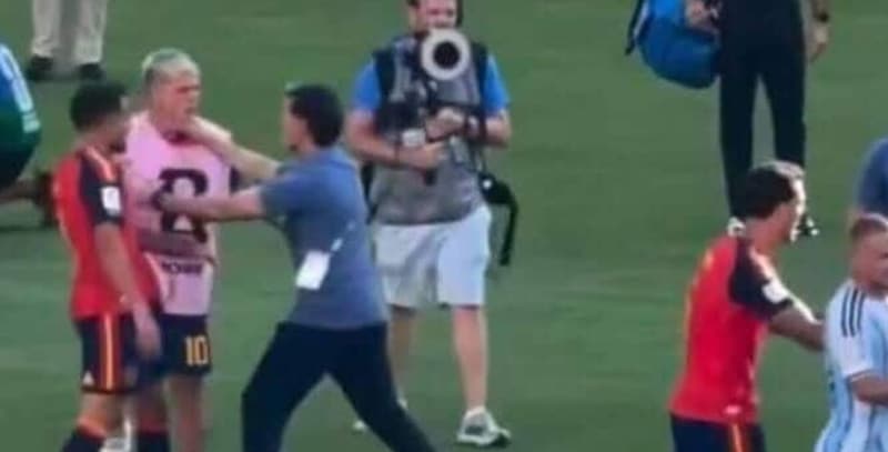 Non solo Paredes, spunta il pugno di Ayala a Dani Olmo. L'altra aggressione argentina passata inosservata 2 Non solo Paredes, spunta il pugno di Ayala a Dani Olmo. L'altra aggressione argentina passata inosservata