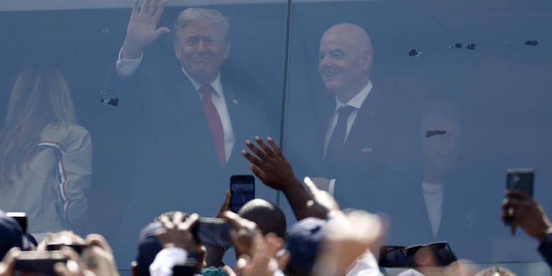 Trump ripreso dai maxischermi affianco a Infantino, la reazione del pubblico. E sugli spalti è una parata infinita di vip 3 Trump ripreso dai maxischermi affianco a Infantino, la reazione del pubblico. E sugli spalti è una parata infinita di vip