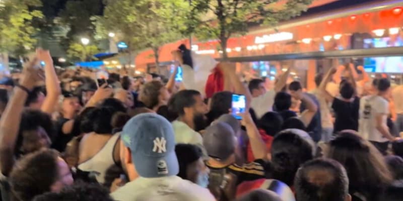 A Parigi è festa grande. Non si segnalano incidenti 3 A Parigi è festa grande. Non si segnalano incidenti
