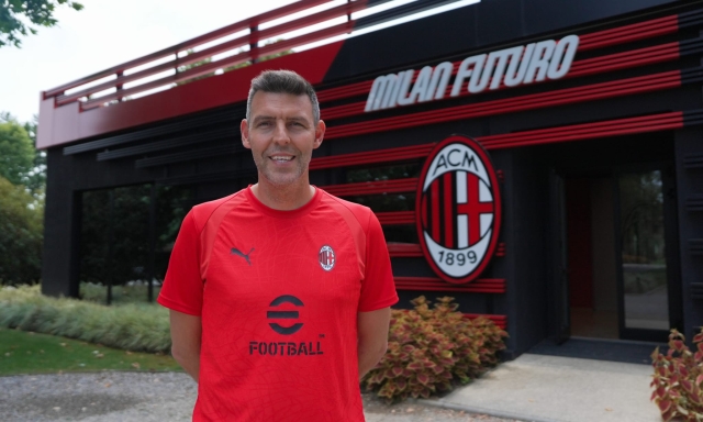 Navarro e i ragazzi di Milan Futuro: "Voglio crescerli tecnicamente e come uomini" 3 Navarro e i ragazzi di Milan Futuro: "Voglio crescerli tecnicamente e come uomini"