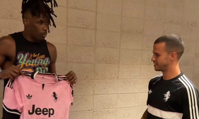La nuova maglia rosa della Juve debutta con... Je'Von Evans nel wrestling: coi consigli di Giovinco 4 La nuova maglia rosa della Juve debutta con... Je'Von Evans nel wrestling: coi consigli di Giovinco