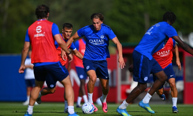 Dal mantra "qualità" al "chi perde... pallonate": dentro il metodo Chivu in ritiro 3 Dal mantra "qualità" al "chi perde... pallonate": dentro il metodo Chivu in ritiro