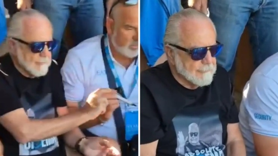 De Laurentiis, la maglia è geniale: ADL si presenta così in tribuna a Dimaro 2 De Laurentiis, la maglia è geniale: ADL si presenta così in tribuna a Dimaro