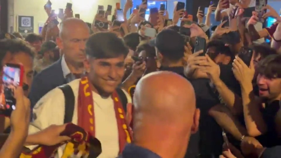 Centinaia di tifosi a Termini per Castro: che accoglienza!