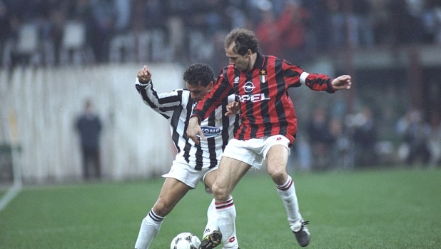 Il braccio alzato, la 6 fuori dai pantaloncini e... tutti i segni particolari del fenomeno Baresi 1 Il braccio alzato, la 6 fuori dai pantaloncini e... tutti i segni particolari del fenomeno Baresi
