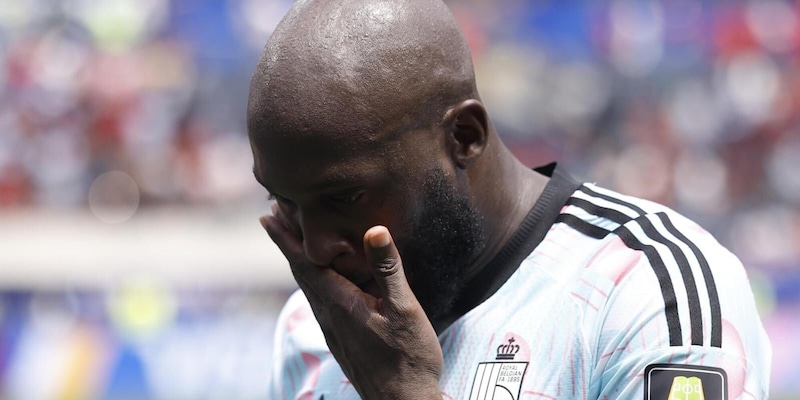 Lukaku non raggiunger&agrave; oggi il Napoli a Castel di Sangro: due giorni di ferie in pi&ugrave;. Colloqui con due club per la cessione