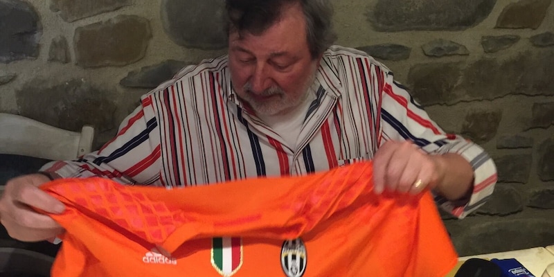 Francesco Guccini è morto a 86 anni: immenso cantautore, scrittore e tifoso della Juve. Quella volta che... 1 Francesco Guccini è morto a 86 anni: immenso cantautore, scrittore e tifoso della Juve. Quella volta che...