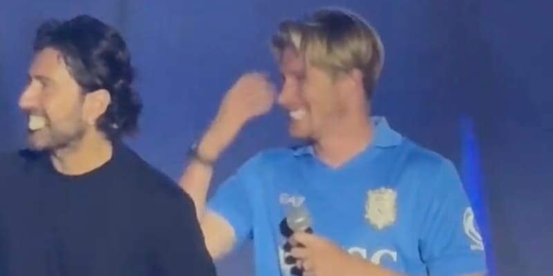 De Bruyne e la battuta in napoletano durante la festa del Centenario: Siani ride e gli risponde cos&igrave;