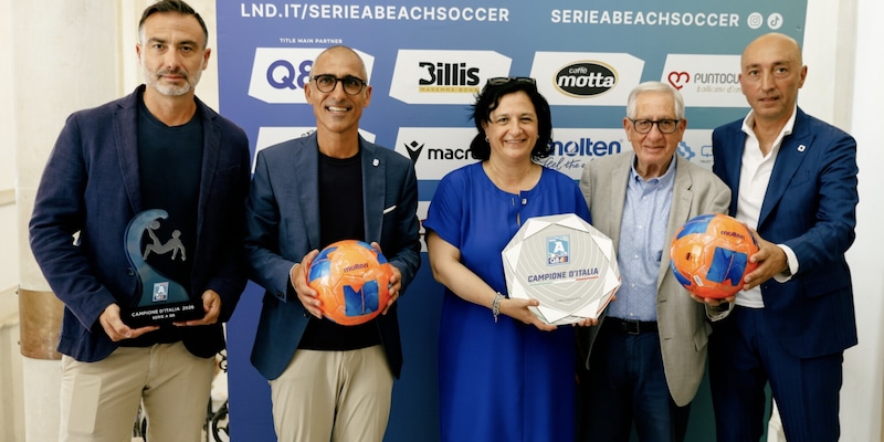 Beach Soccer: sei giorni di spettacolo a Scoglitti, in palio gli Scudetti Serie A Q8, Under 20 e Femminile 2 Beach Soccer: sei giorni di spettacolo a Scoglitti, in palio gli Scudetti Serie A Q8, Under 20 e Femminile