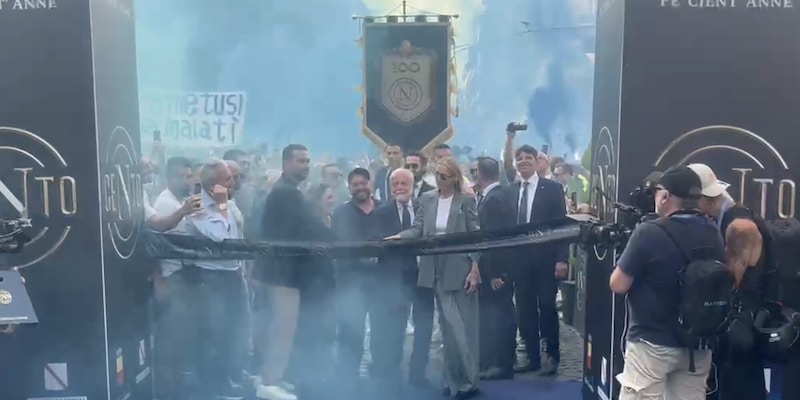 Centenario Napoli, la festa &egrave; partita alle 19:26 con il taglio del nastro: tutti gli aggiornamenti