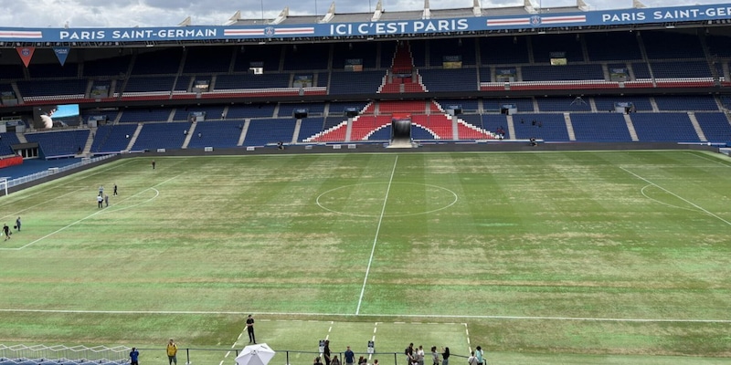 Caldo estremo a Parigi, il campo del Psg è impraticabile: contro il Rennes giocheranno in trasferta 2 Caldo estremo a Parigi, il campo del Psg è impraticabile: contro il Rennes giocheranno in trasferta