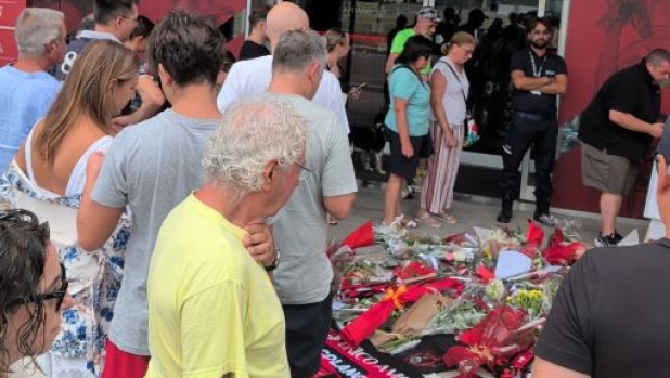 "Da lassù facci vincere lo scudetto": dediche e lacrime, folla di tifosi a Casa Milan per salutare Baresi 1 "Da lassù facci vincere lo scudetto": dediche e lacrime, folla di tifosi a Casa Milan per salutare Baresi