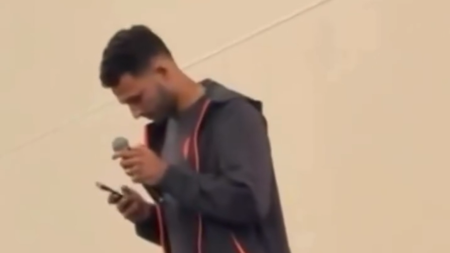 Milan, Gonçalo Ramos si presenta cantando: Leao filma e lo prende in giro!