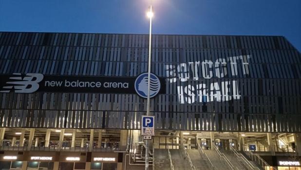 Alta tensione a Bergamo per Atalanta-Hapoel Tel Aviv. Sullo stadio appare la scritta "Boycott Israel" 4 Alta tensione a Bergamo per Atalanta-Hapoel Tel Aviv. Sullo stadio appare la scritta "Boycott Israel"