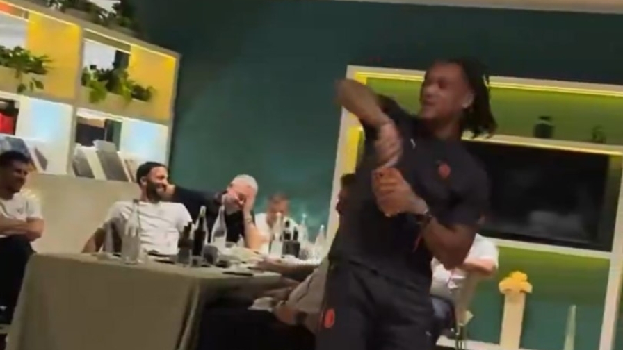 Milan, il rito di iniziazione di Diego Moreira è uno spasso. E Amorim... 1 Milan, il rito di iniziazione di Diego Moreira è uno spasso. E Amorim...