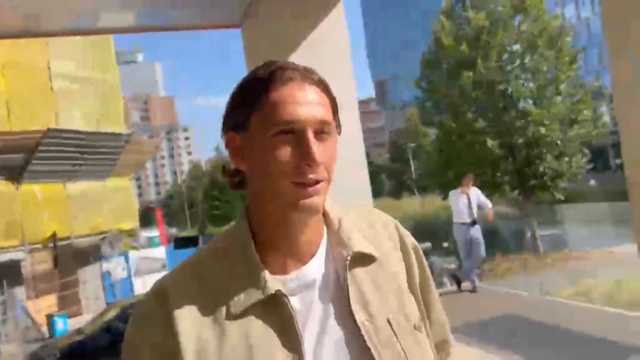 Pio Esposito rinnova con l'Inter: che sorriso all'arrivo in sede